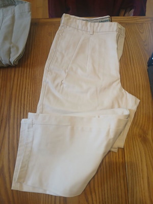 Chino Lacoste μέγεθος 34 x 30 σαν καινούργιο, μπεζ και Timberland cargo βερμούδα σαν καινούργια