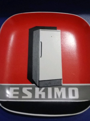 Διαφημιστικό τασάκι μεταχειρισμένο, θέμα ψυγείο Eskimo, δεκαετία 60-70, 13x13 εκ