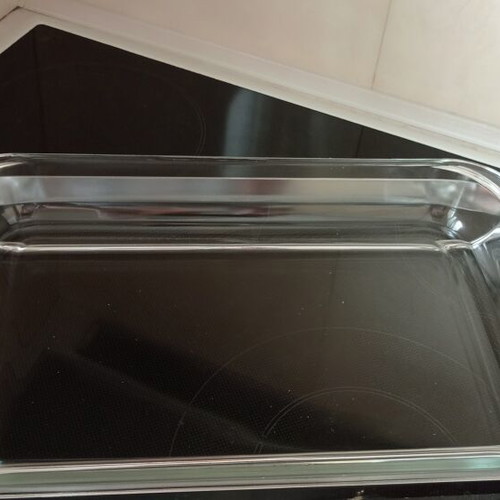 Glass Pyrex with stainless steel base and lid like new