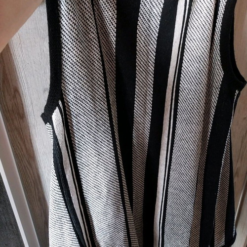 Ossigeno sleeveless cardigan like new, black and white