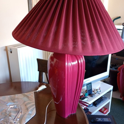 Porcelain table lamp like new, large, burgundy