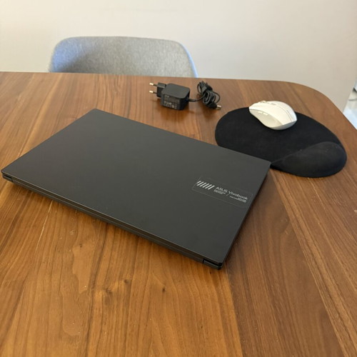 Asus Vivobook Go 15 E1504FA Ryzen 5 8GB 512GB SSD like new