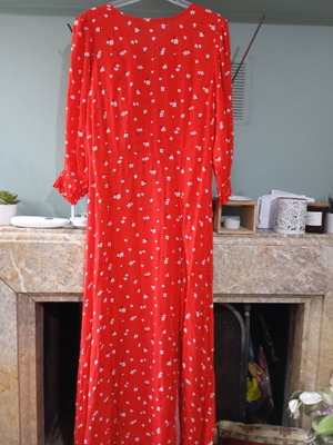 Floral dress Mango like new, size XS, red, slit leg, 3/4 sleeve