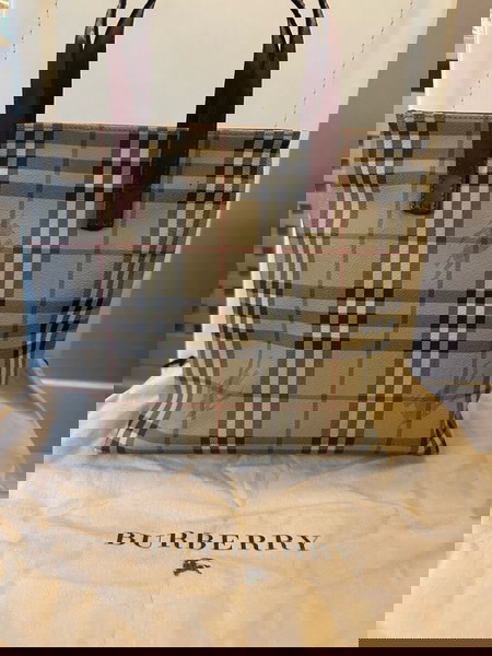 Burberry women’s handbag like new.