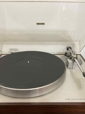 Luxman PD 284 turntable used with Stanton 680 EE