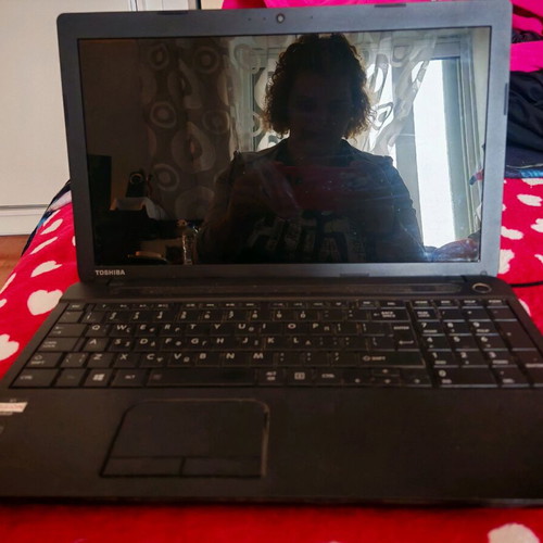 Toshiba Satellite C50D-A-11G laptop used 15.6" 8GB RAM 120GB SSD with bag and mouse