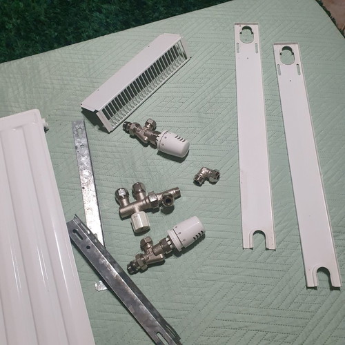 Heating radiator body new with 2 hot water regulators, angles and valves