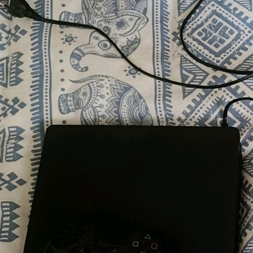 Sony Playstation 4 Slim 1TB σαν καινούργιο χωρίς χειριστήριο