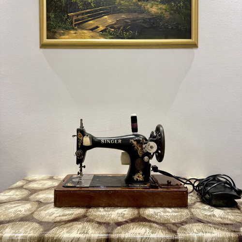 Singer vintage sewing machine used, motorized