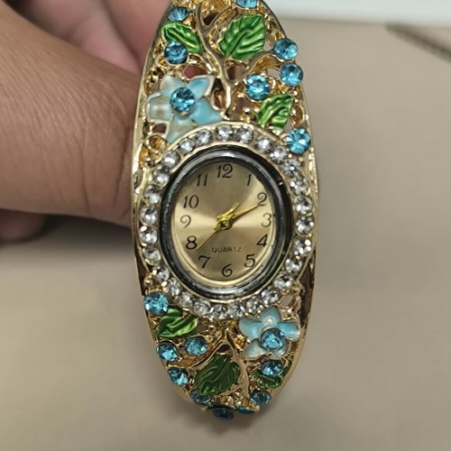 Women's Floral Bracelet Watch with Quartz Movement and Strass