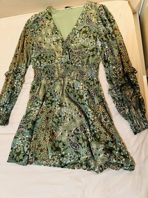 Φόρεμα Stradivarius L μεταχειρισμένο, πράσινο σε καλή κατάσταση