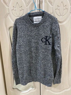 Calvin Klein sweater like new, gray and white, size L