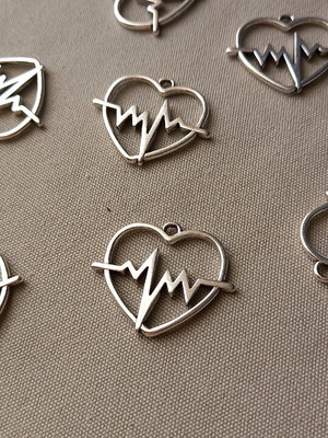 Metal heart decorative pendant new, pack of 8, silver plated