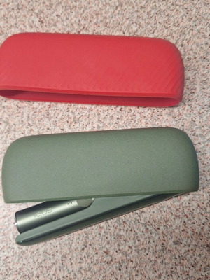 IQOS ILUMA Moss Green σαν καινούργιο με θήκη δώρο Bright Coral και Remover
