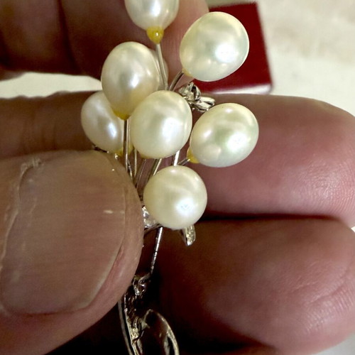 Brooch with 9 natural freshwater pearls and Swarovski crystals new