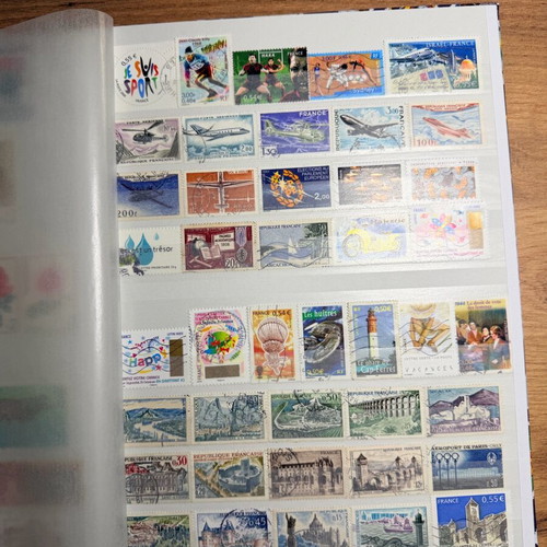 Stamp albums like new, set of 2 with worldwide stamps