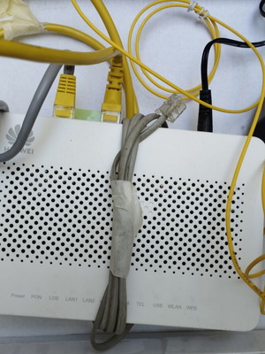 Router hwaewi σαν καινούργιο με τα καλώδια και τον φορτιστή του