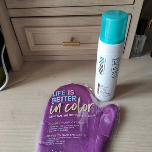 Self tanning set new with applicator mitt for perfect application