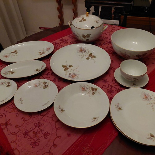 Hutschenreuther Germany 71pc Fine Porcelain Set like new