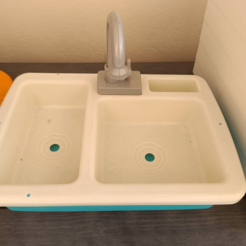Kitchen faucet toy used, runs water with batteries