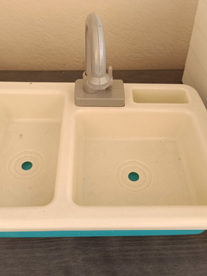 Kitchen faucet toy used, runs water with batteries