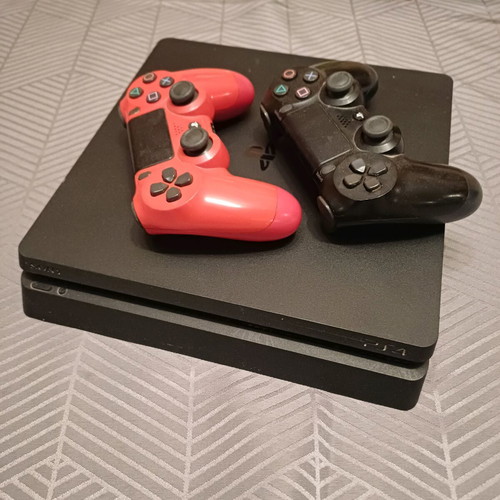 Sony PlayStation 4 console used, 500GB, 2 original controllers, 2 games