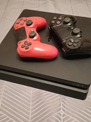 Sony PlayStation 4 console used, 500GB, 2 original controllers, 2 games