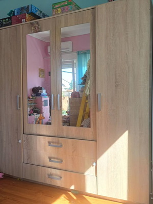 Four-Door Wardrobe like new with 4 shelves and 3 spacious drawers