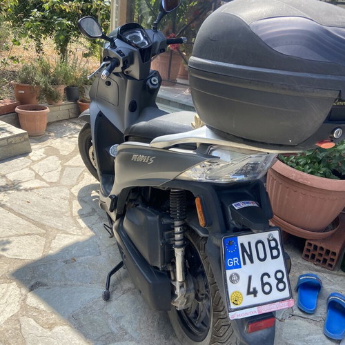 Kymco People S 200i scooter like new, automatic, silver