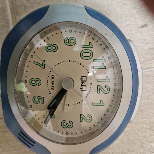 Bedside alarm clock like new with large numbers and luminous hands