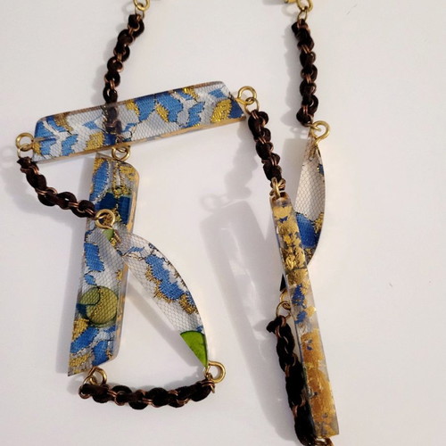 Multicolored necklace with plexiglass.