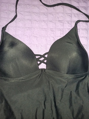 One-piece women's swimsuit large used, black, with special neckline
