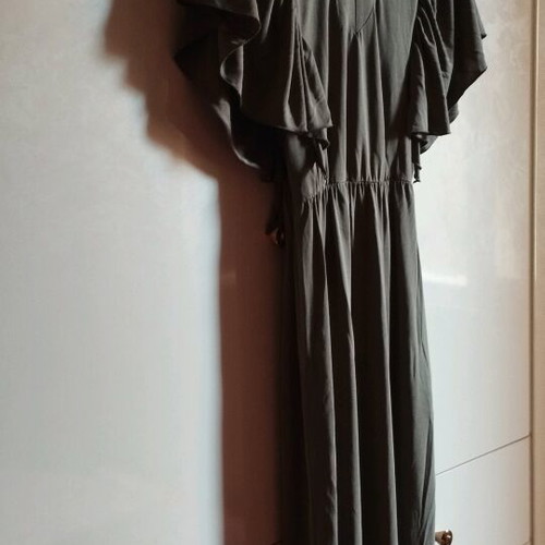 Innocent gray dress like new with unique back and ruffle sleeves