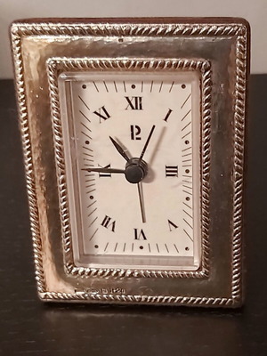 Silver tabletop clock like new, analog