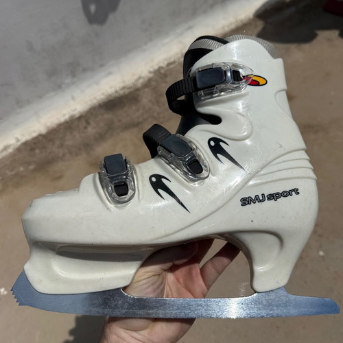 SMJ Sports ice skates 40No like new