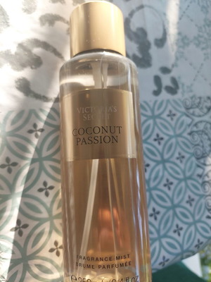 Victoria's Secret Coconut Passion Body Mist 250 ml new
