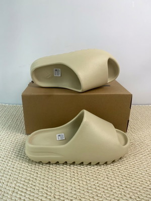 Adidas Yeezy Slides Bone like new