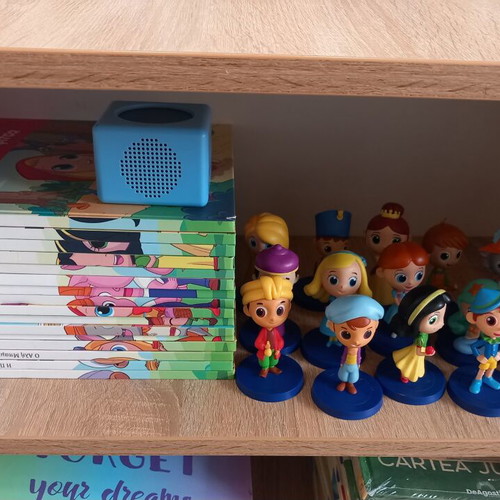 Hachette set with speaker, 16 books and 16 figures like new