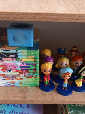 Hachette set with speaker, 16 books and 16 figures like new