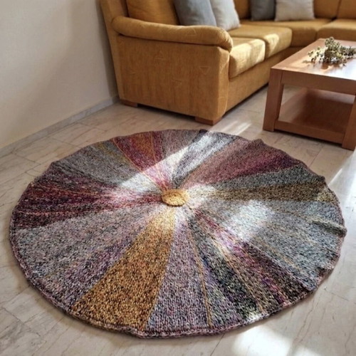 Handmade knitted rug 140cm like new, heavy and stable