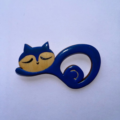 Wooden cat pin like new