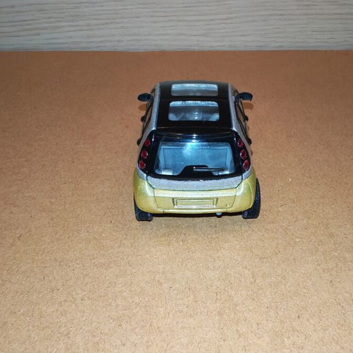 Smart Forfour miniature model 1:43 like new by New Ray