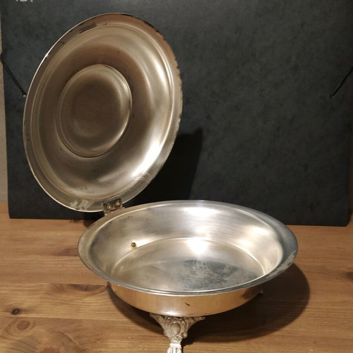 Fondue pot with lid and feet used
