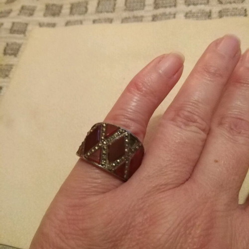 Ring used with dark bordeaux color and unique stone cut