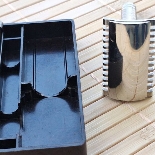 Gillette Flat Bottom Twin Pin Long Comb DE Razor used in original box