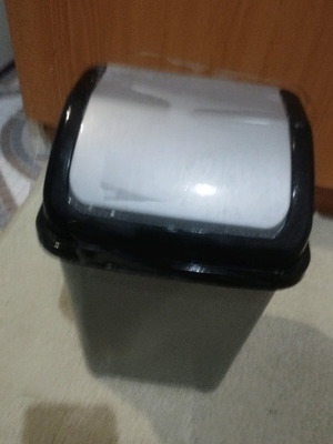 Small trash bin with lid like new