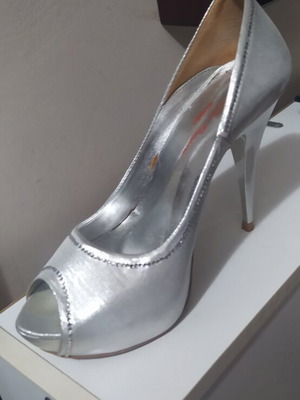Silver bridal pumps like new, size 39