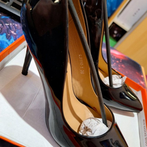 FAMOUS black pumps size 38 like new