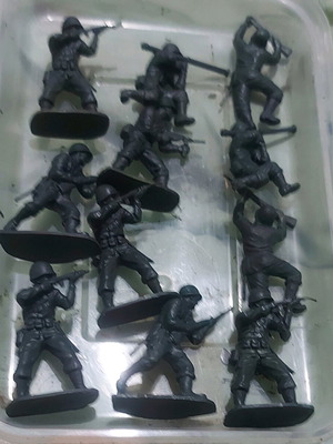Airfix 1/32 scale military figures like new, 21 pieces