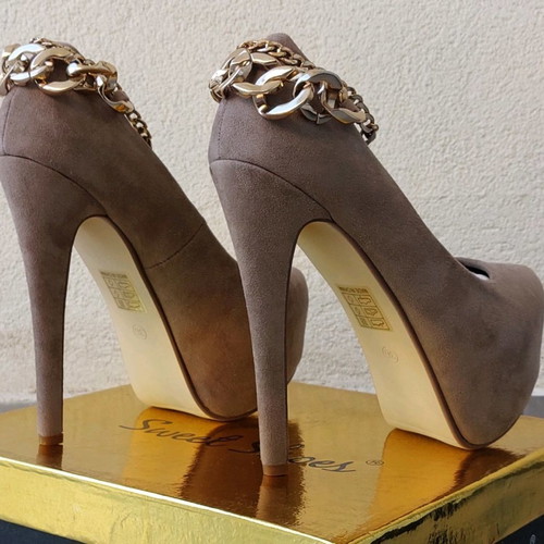 Beige high-heeled pumps new, size 36, with gold straps